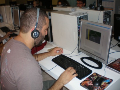 Claudio Bueno, jogando online
